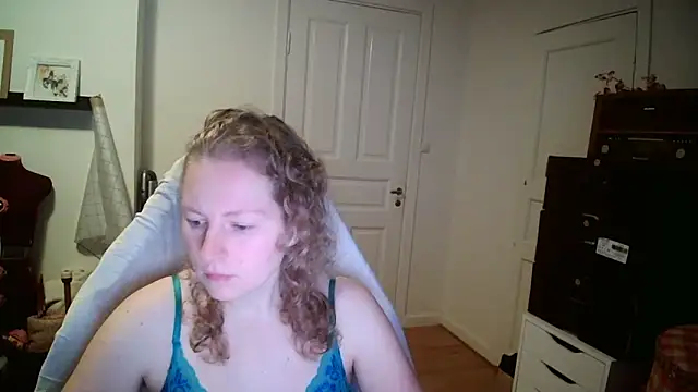 Snapshot of Girlnina-1995 chatting on 12/16/25, 10:30 Girlnina-1995 online show from 12/16/25, 10:30