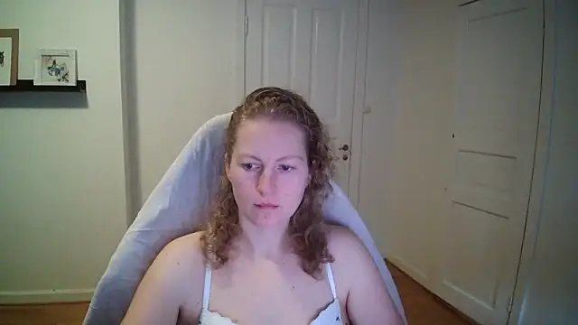 Snapshot of Girlnina-1995 chatting on 11/17/25, 10:19 Girlnina-1995 online show from 11/17/25, 10:19