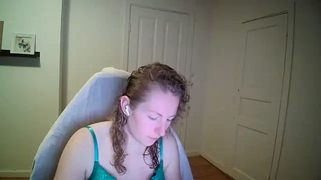 Snapshot of Girlnina-1995 chatting on 12/04/25, 10:03 Girlnina-1995 online show from 12/04/25, 10:03