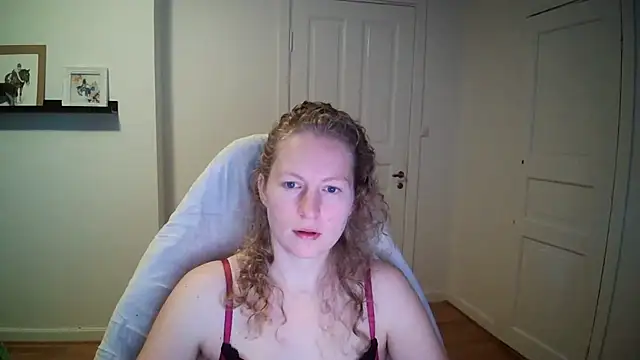Snapshot of Girlnina-1995 chatting on 10/15/25, 06:54 Girlnina-1995 online show from 10/15/25, 06:54