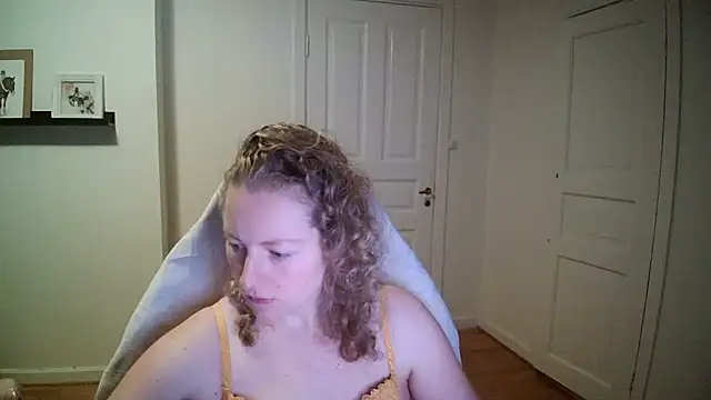 Snapshot of Girlnina-1995 chatting on 11/25/25, 04:07 Girlnina-1995 online show from 11/25/25, 04:07