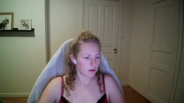 Snapshot of Girlnina-1995 chatting on 10/15/25, 07:11 Girlnina-1995 online show from 10/15/25, 07:11