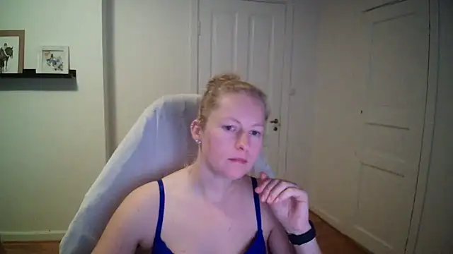 Snapshot of Girlnina-1995 chatting on 09/16/25, 02:29 Girlnina-1995 online show from 09/16/25, 02:29