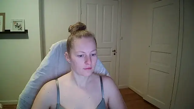 Snapshot of Girlnina-1995 chatting on 11/27/25, 10:05 Girlnina-1995 online show from 11/27/25, 10:05