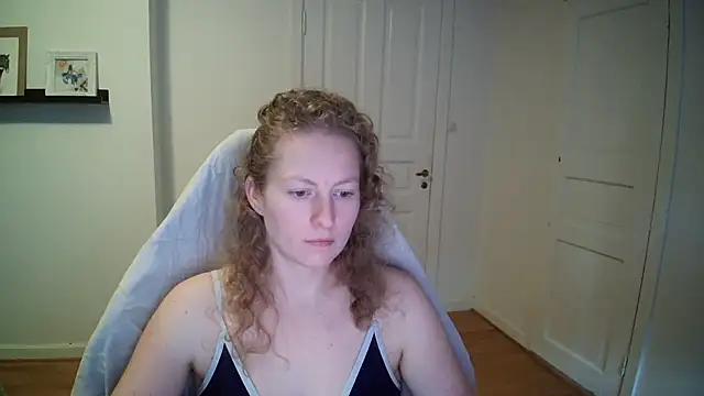 Snapshot of Girlnina-1995 chatting on 10/29/25, 10:58 Girlnina-1995 online show from 10/29/25, 10:58