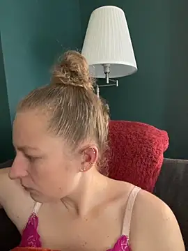 Snapshot of Girlnina-1995 chatting on 10/28/25, 10:36 Girlnina-1995 online show from 10/28/25, 10:36