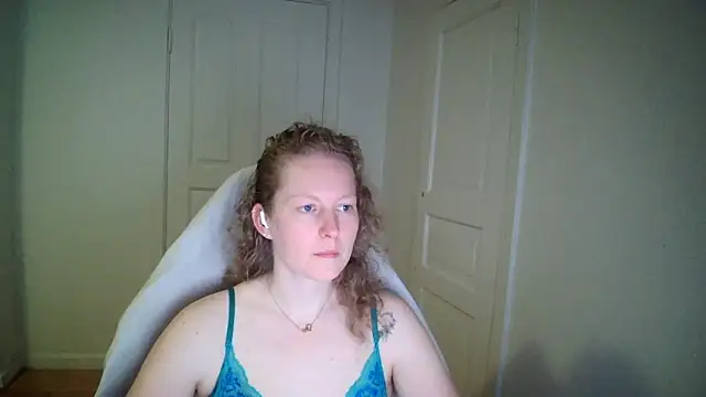 Snapshot of Girlnina-1995 chatting on 04/22/26, 06:31 Girlnina-1995 online show from 04/22/26, 06:31