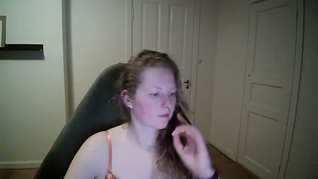 Snapshot of Girlnina-1995 chatting on 03/19/25, 07:06 Girlnina-1995 online show from 03/19/25, 07:06