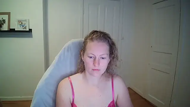 Snapshot of Girlnina-1995 chatting on 09/22/25, 09:48 Girlnina-1995 online show from 09/22/25, 09:48