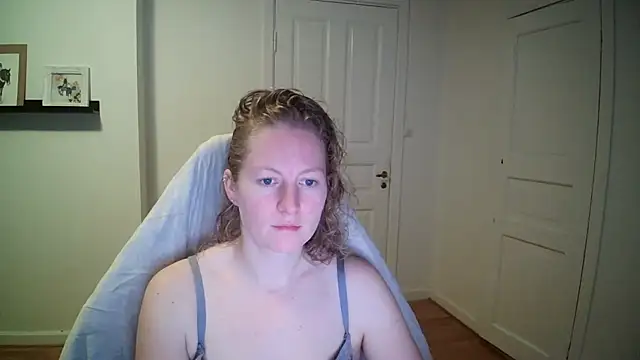 Snapshot of Girlnina-1995 chatting on 10/31/25, 07:38 Girlnina-1995 online show from 10/31/25, 07:38