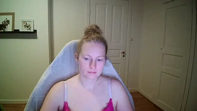 Snapshot of Girlnina-1995 chatting on 10/28/25, 10:41 Girlnina-1995 online show from 10/28/25, 10:41