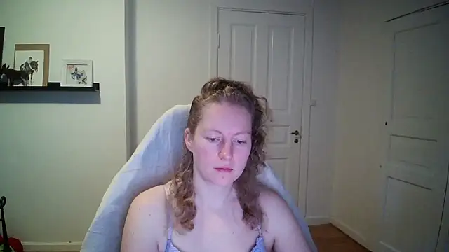 Snapshot of Girlnina-1995 chatting on 11/18/25, 08:50 Girlnina-1995 online show from 11/18/25, 08:50