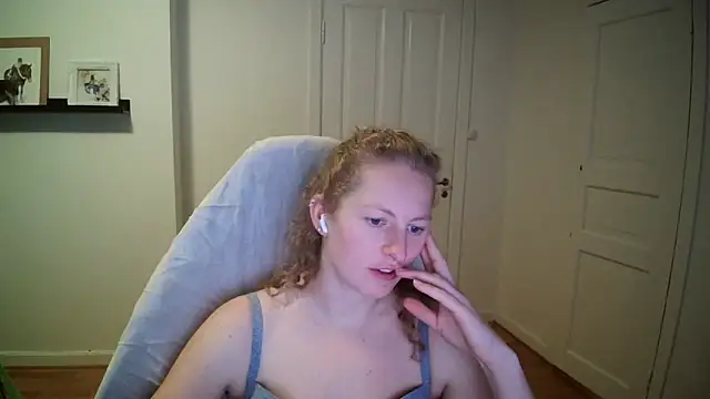 Snapshot of Girlnina-1995 chatting on 10/14/25, 11:00 Girlnina-1995 online show from 10/14/25, 11:00