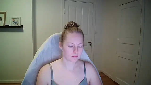 Snapshot of Girlnina-1995 chatting on 11/06/25, 11:36 Girlnina-1995 online show from 11/06/25, 11:36