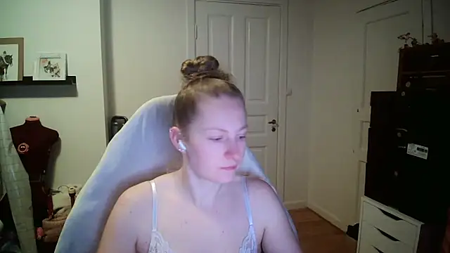 Snapshot of Girlnina-1995 chatting on 12/18/25, 10:08 Girlnina-1995 online show from 12/18/25, 10:08