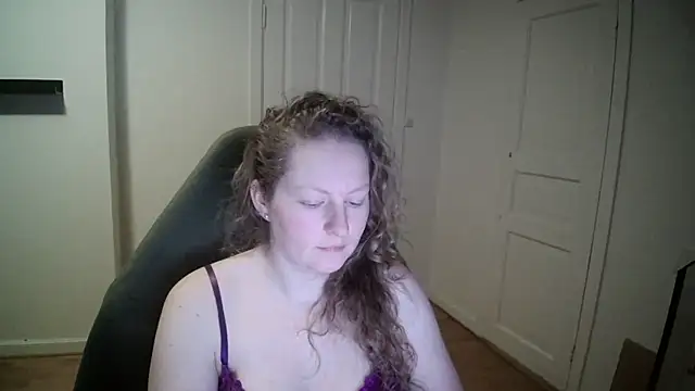 Snapshot of Girlnina-1995 chatting on 02/20/25, 07:52 Girlnina-1995 online show from 02/20/25, 07:52