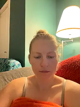 Snapshot of Girlnina-1995 chatting on 10/24/25, 07:18 Girlnina-1995 online show from 10/24/25, 07:18