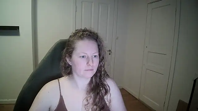 Snapshot of Girlnina-1995 chatting on 02/19/25, 03:16 Girlnina-1995 online show from 02/19/25, 03:16