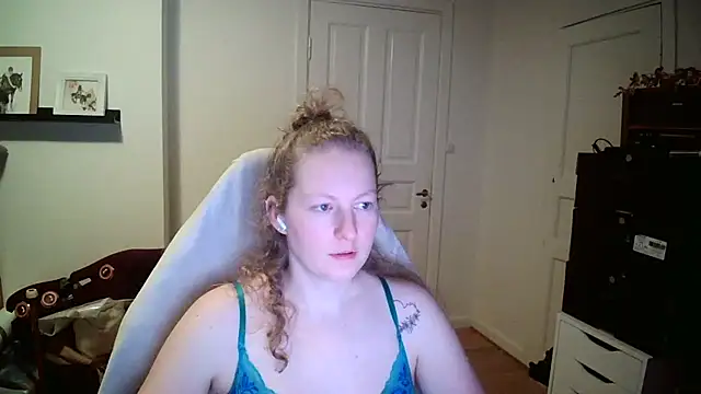 Girlnina-1995 online show from 02/02/26, 09:25