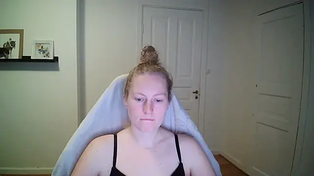 Snapshot of Girlnina-1995 chatting on 10/21/25, 11:20 Girlnina-1995 online show from 10/21/25, 11:20