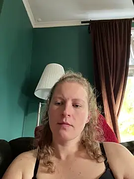 Snapshot of Girlnina-1995 chatting on 10/23/25, 01:32 Girlnina-1995 online show from 10/23/25, 01:32