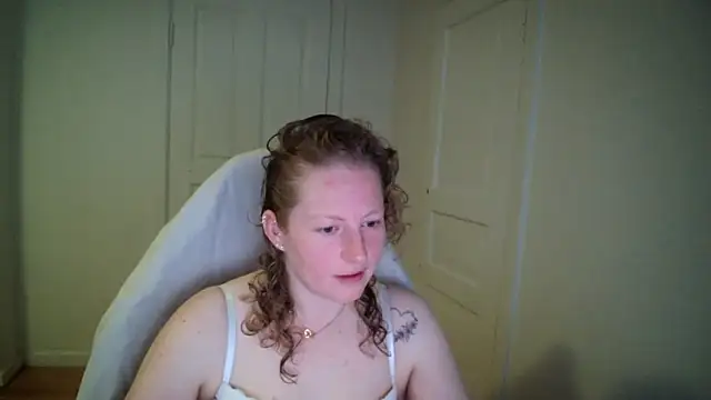 Snapshot of Girlnina-1995 chatting on 04/20/26, 05:54 Girlnina-1995 online show from 04/20/26, 05:54