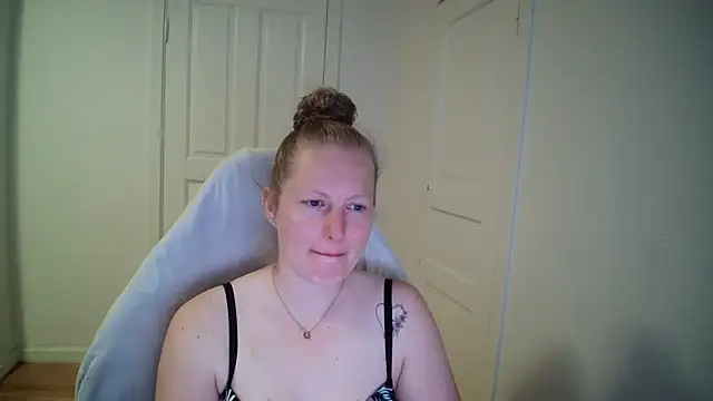Snapshot of Girlnina-1995 chatting on 05/18/26, 08:30 Girlnina-1995 online show from 05/18/26, 08:30