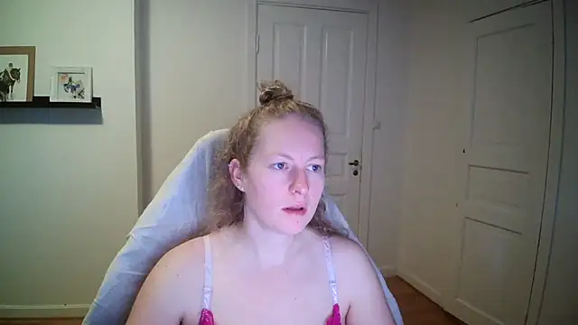 Snapshot of Girlnina-1995 chatting on 10/13/25, 07:10 Girlnina-1995 online show from 10/13/25, 07:10