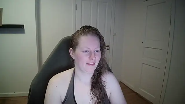 Snapshot of Girlnina-1995 chatting on 03/17/25, 08:40 Girlnina-1995 online show from 03/17/25, 08:40