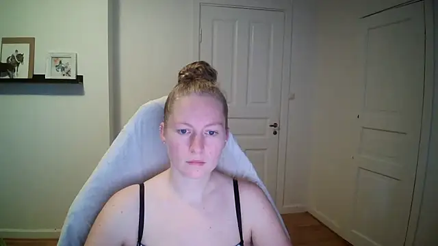 Snapshot of Girlnina-1995 chatting on 10/16/25, 07:38 Girlnina-1995 online show from 10/16/25, 07:38