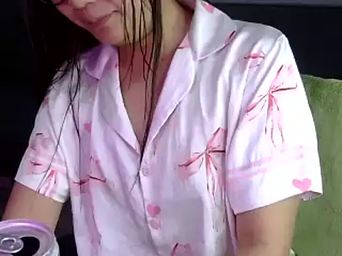 Bee 2k online show from 10/31/25, 04:42