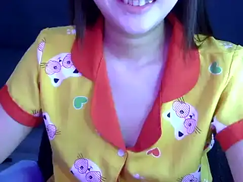 Bee 2k online show from 10/24/25, 04:33