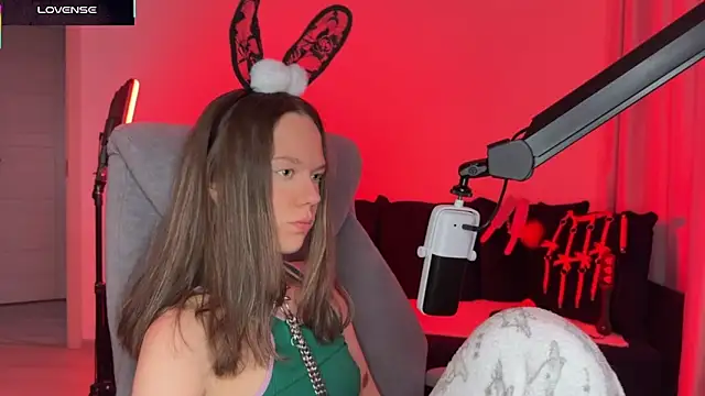 Snapshot of DivineBite chatting on 10/27/25, 12:17 DivineBite online show from 10/27/25, 12:17