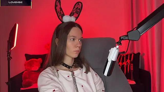 Snapshot of DivineBite chatting on 10/29/25, 03:11 DivineBite online show from 10/29/25, 03:11