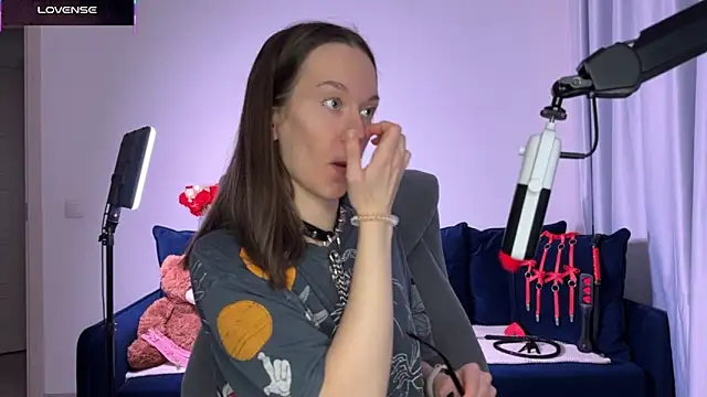 Snapshot of DivineBite chatting on 10/21/25, 05:12 DivineBite online show from 10/21/25, 05:12