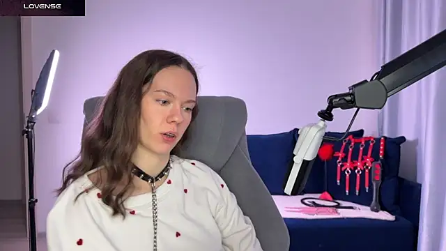 Snapshot of DivineBite chatting on 12/18/25, 02:21 DivineBite online show from 12/18/25, 02:21