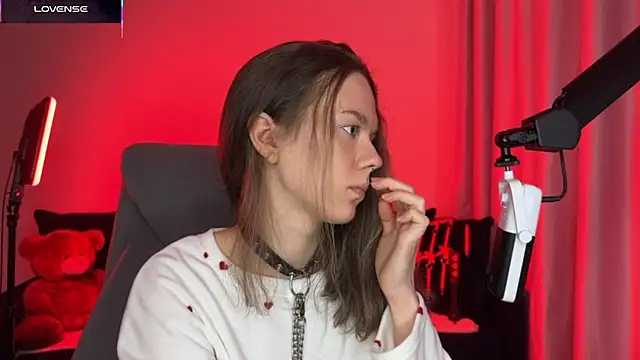 Snapshot of DivineBite chatting on 11/01/25, 03:28 DivineBite online show from 11/01/25, 03:28