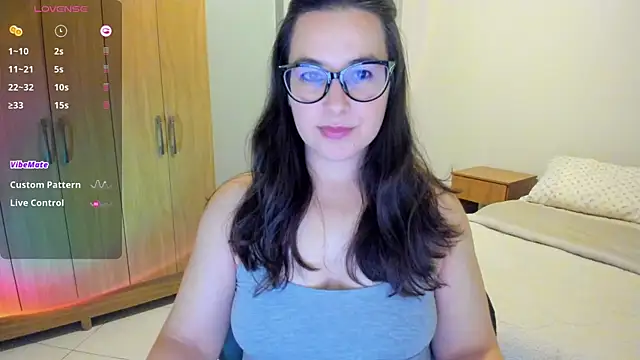 Snapshot of anna_love_hot chatting on 12/18/24, 02:10 anna love hot online show from 12/18/24, 02:10
