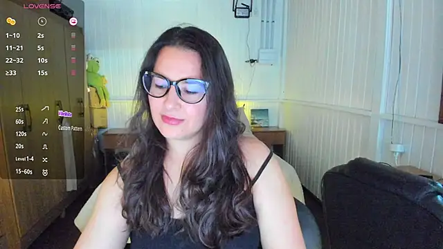 Snapshot of anna_love_hot chatting on 02/25/25, 07:49 anna love hot online show from 02/25/25, 07:49