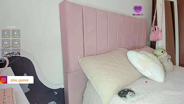 Snapshot of whitneyhot chatting on 12/16/25, 11:58 whitneyhot online show from 12/16/25, 11:58