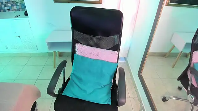 Karlagonzales  online show from 12/04/25, 10:14