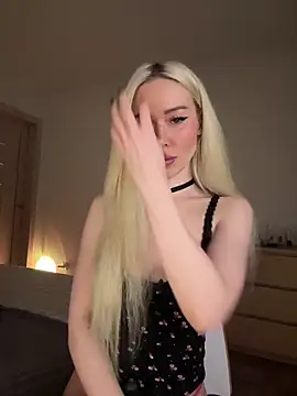 Snapshot of xDinnax chatting on 12/21/25, 12:07 xDinnax online show from 12/21/25, 12:07