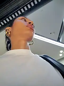 Snapshot of Leaberry chatting on 02/21/26, 10:45 Leaberry online show from 02/21/26, 10:45