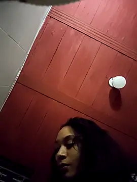 Snapshot of Leaberry chatting on 12/19/25, 11:40 Leaberry online show from 12/19/25, 11:40