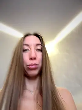Snapshot of EvaCatt chatting on 10/18/25, 02:35 EvaCatt online show from 10/18/25, 02:35