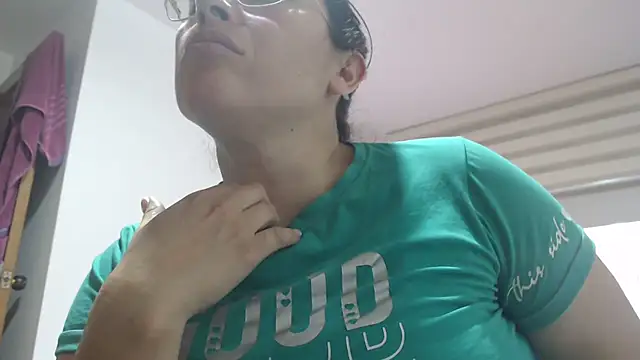 andreaisis2 online show from 10/30/25, 08:28