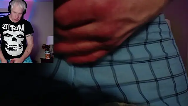 Snarfle82 online show from 11/22/25, 09:13