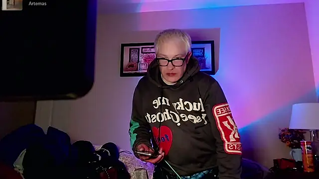 Snarfle82 online show from 12/04/25, 04:00