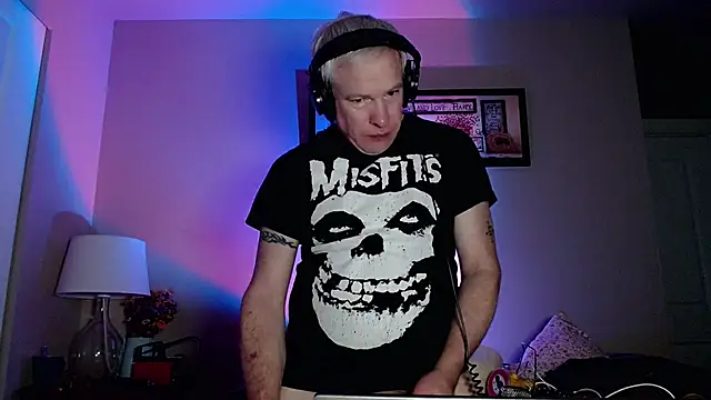 Snarfle82 online show from 11/20/25, 01:12