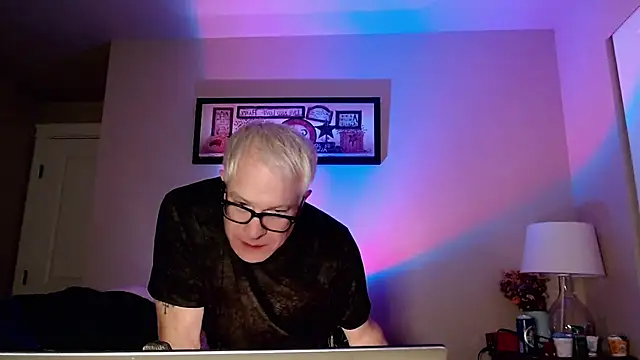 Snarfle82 online show from 11/30/25, 07:53